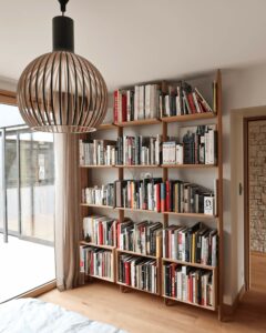 Bibliothèque en bois d'un chantier à Pornic