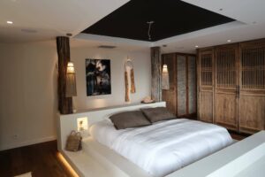 Tête de lit en bois massif haut de gamme réalisée à Guérande