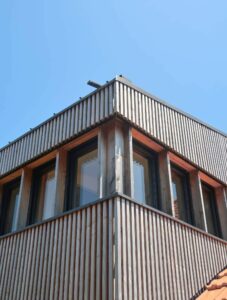 Agrandissement bardage sur un chantier à Préfailles