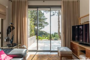 Menuiserie intérieur, installation d'un bais vitrée sur-mesure