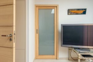 Porte en bois massif d'un chantier à Saint Brevin Les Pins