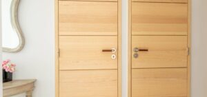 Menuiseries intérieures, double portes identiques d'un chantier à Préfailles