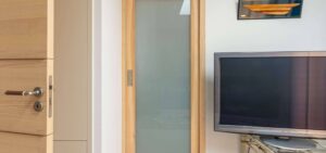 Porte en bois massif d'un chantier à Saint Brevin Les Pins