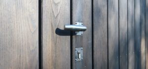 Poignée d'un portail en châtaignier massif réalisé sur-mesure à Pornic