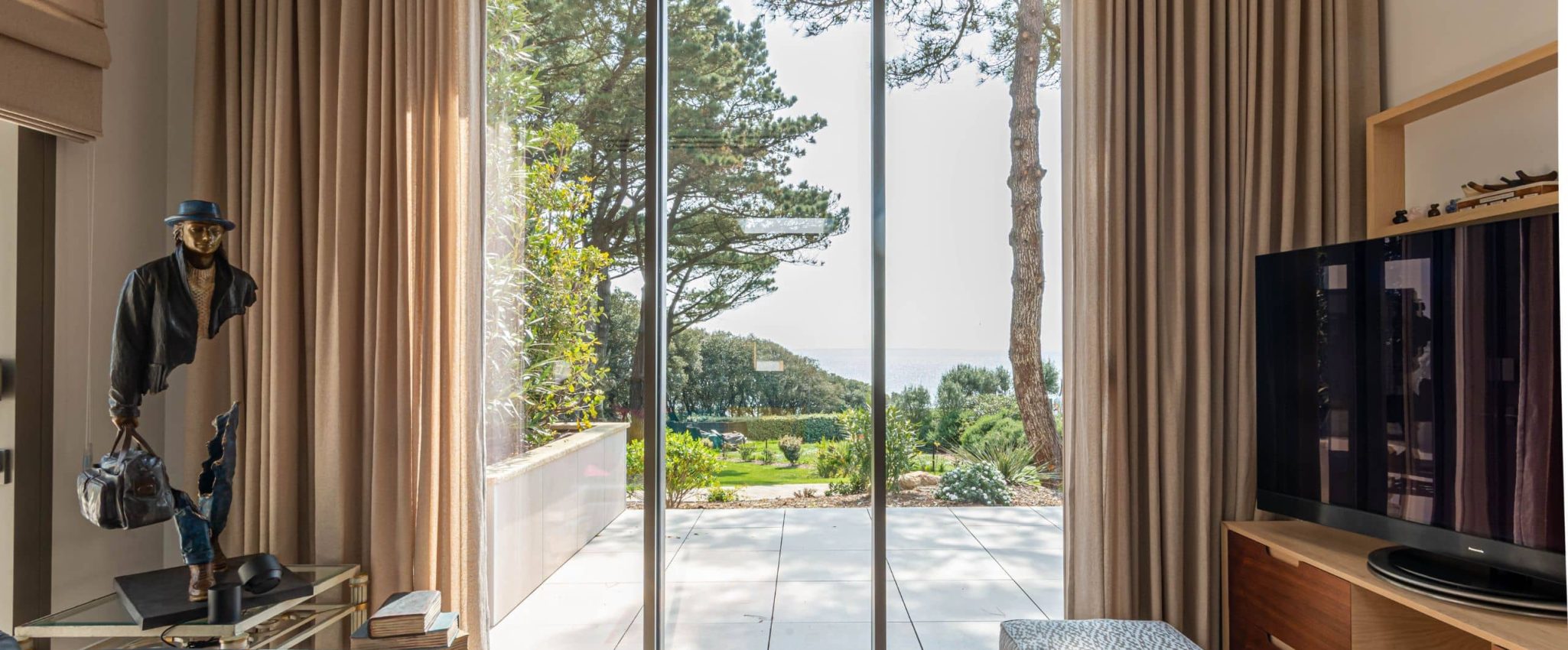 Menuiseries intérieures, installation d'une baie vitrée sur mesure