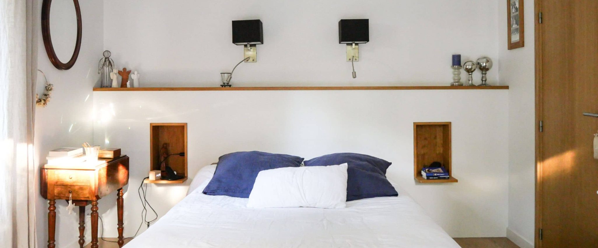 Agencement d'une chambre avec une tête de lit en bois massif à Saint-Brevin-les-Pins