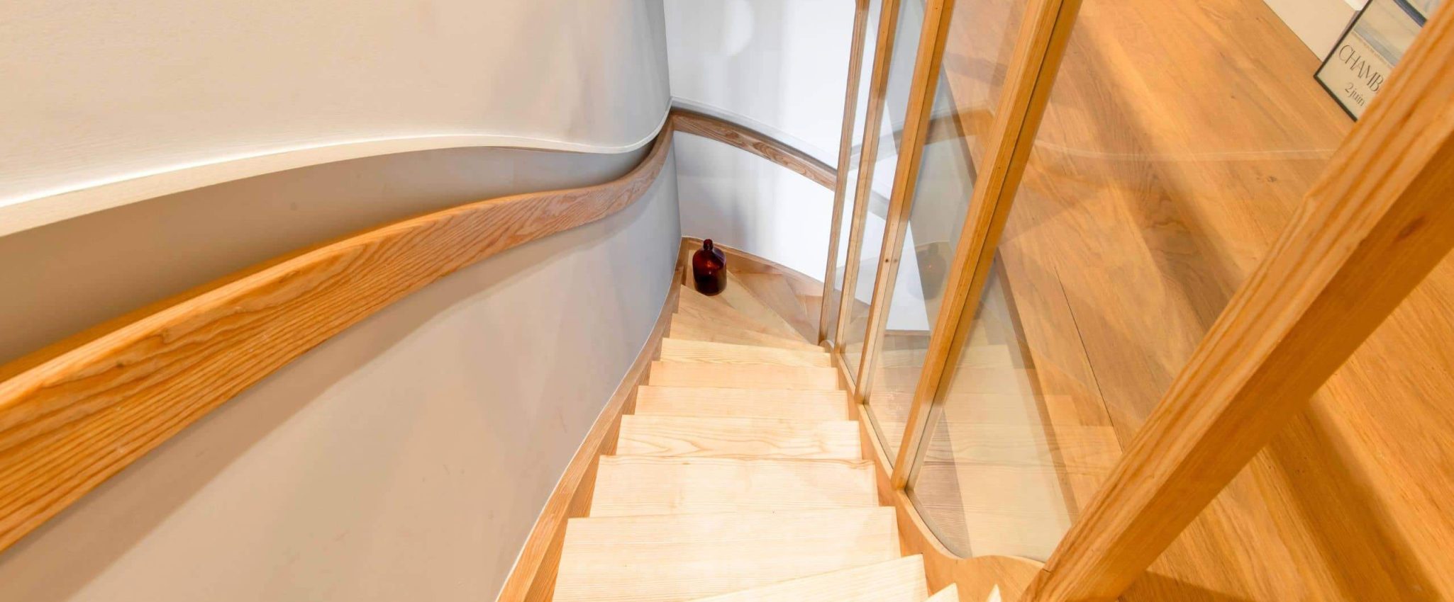 Escalier en frêne massif d'un chantier à Pornic