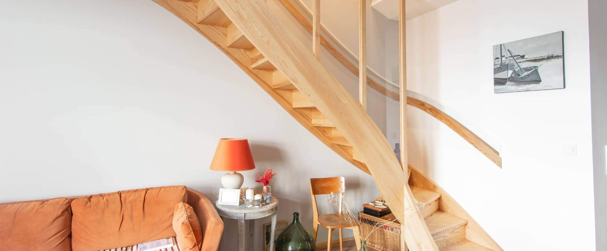 Escalier sur mesure en bois massif d'un chantier à Pornic