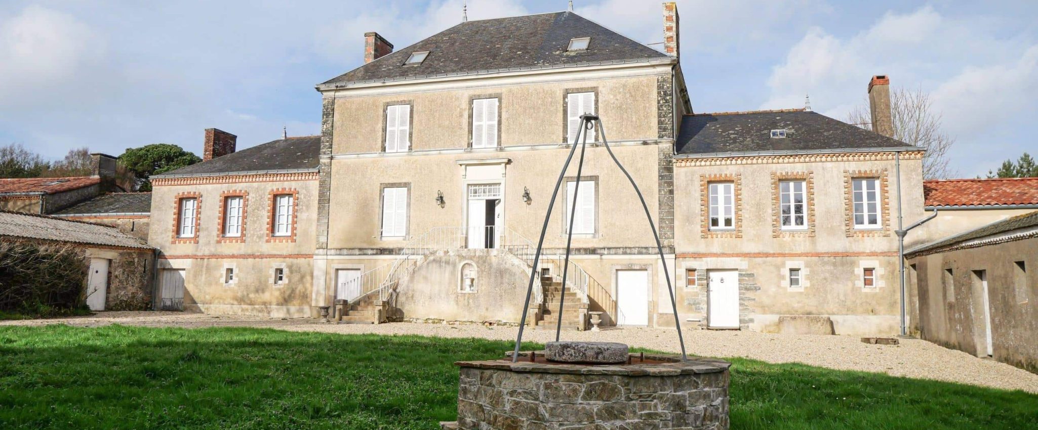 Volets en bois posés sur un manoir à Saint-Père-en-Retz