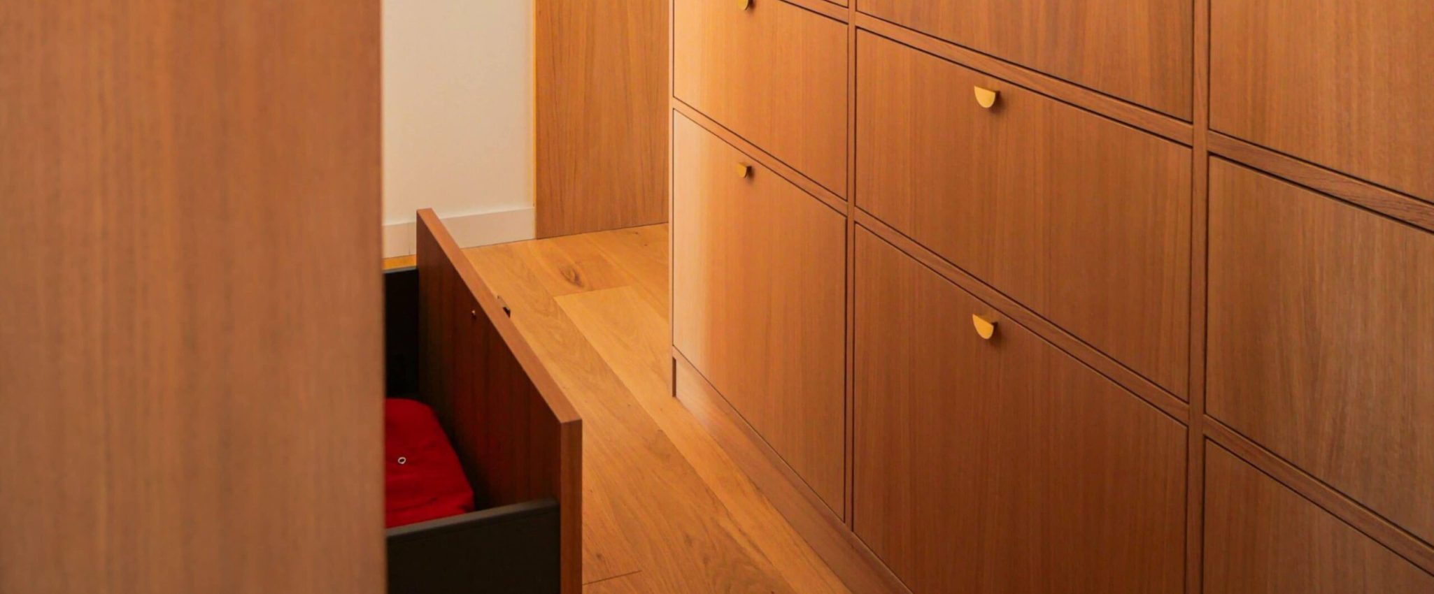dressing avec des rangements intégrés