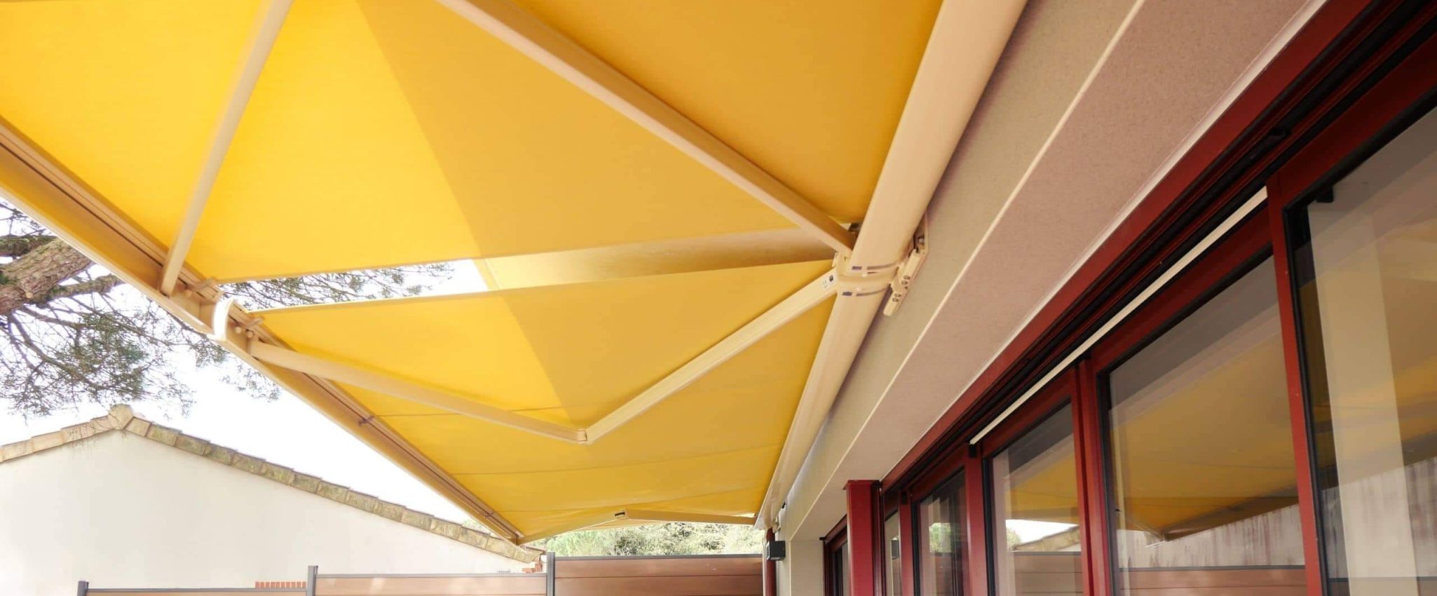 Store Banne Jaune installé par les Ateliers Mellerin sur la Côte de Jade - vue d'en dessous