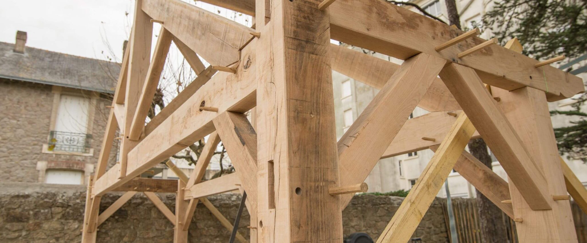Charpente traditionnelle en bois massif d'un chantier à Pornic