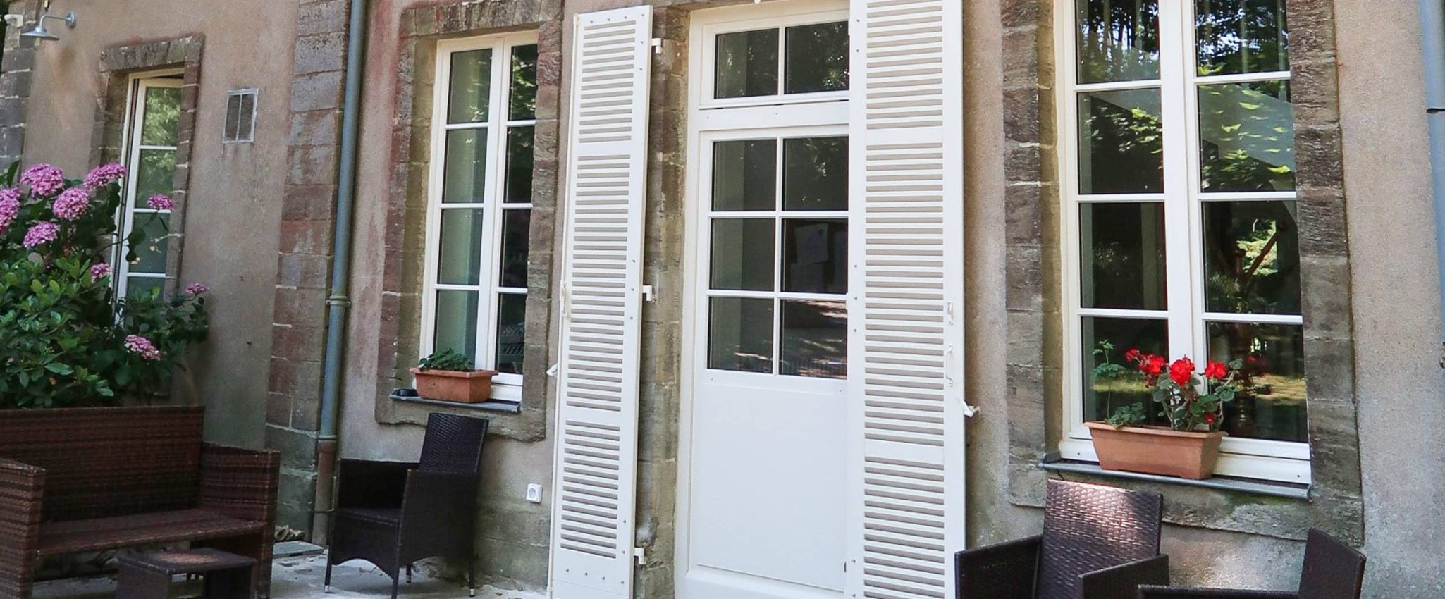 Volets en bois massif destinés au domaine de Monval à Pornic, bâtiment patrimonial