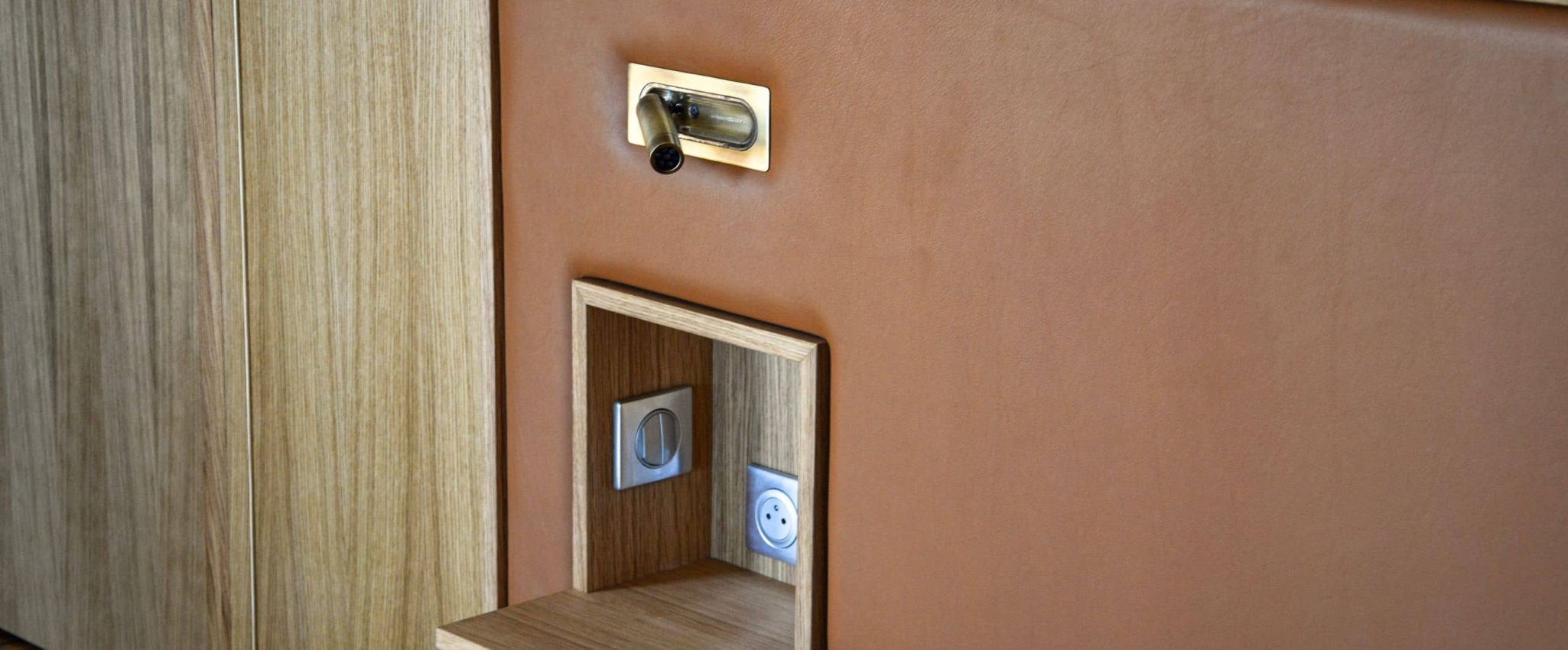 Tête de lit en cuir et en bois massif haut de gamme à Saint-Brvein-les-Pins