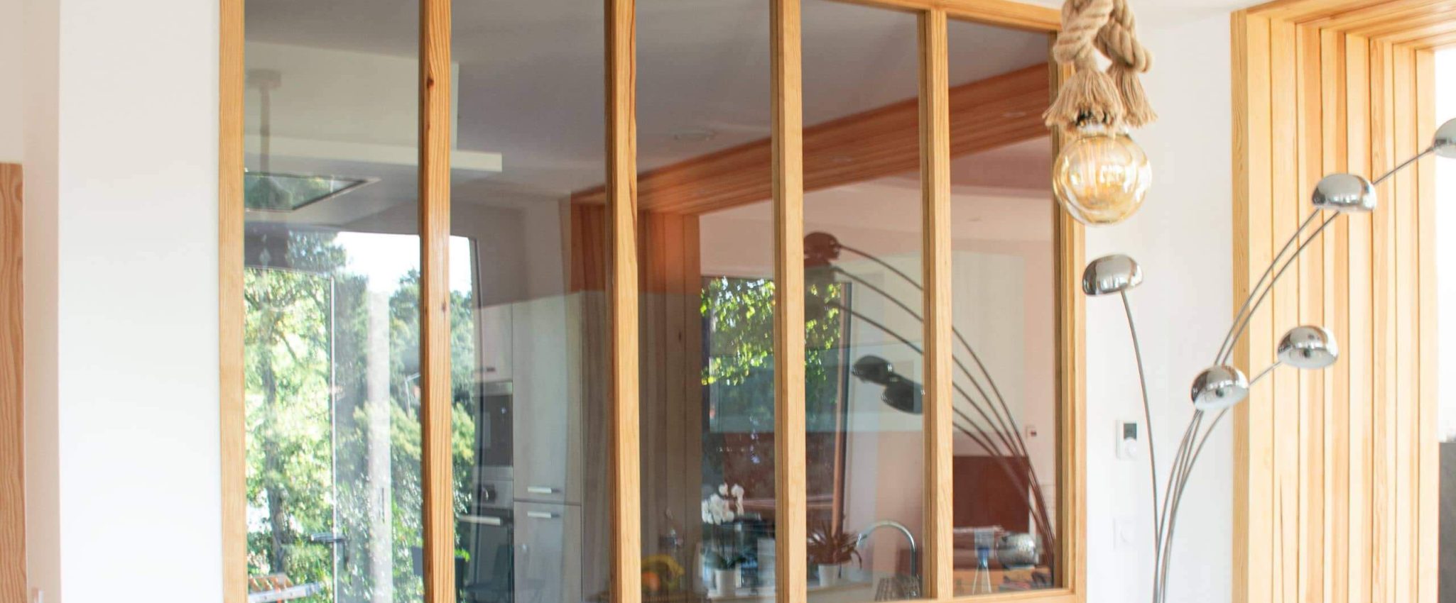 Verrière de cuisine séparant l'espace de manière haut de gamme à Préfailles