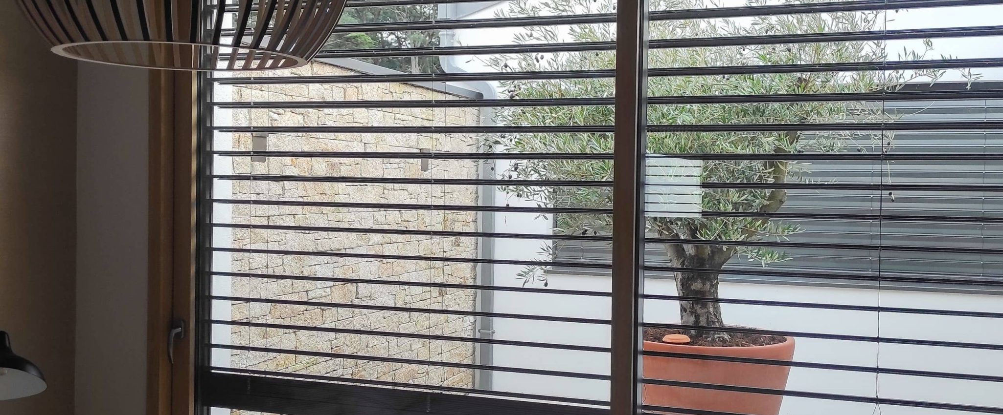 Menuiseries extérieures, installation de stores sur mesure