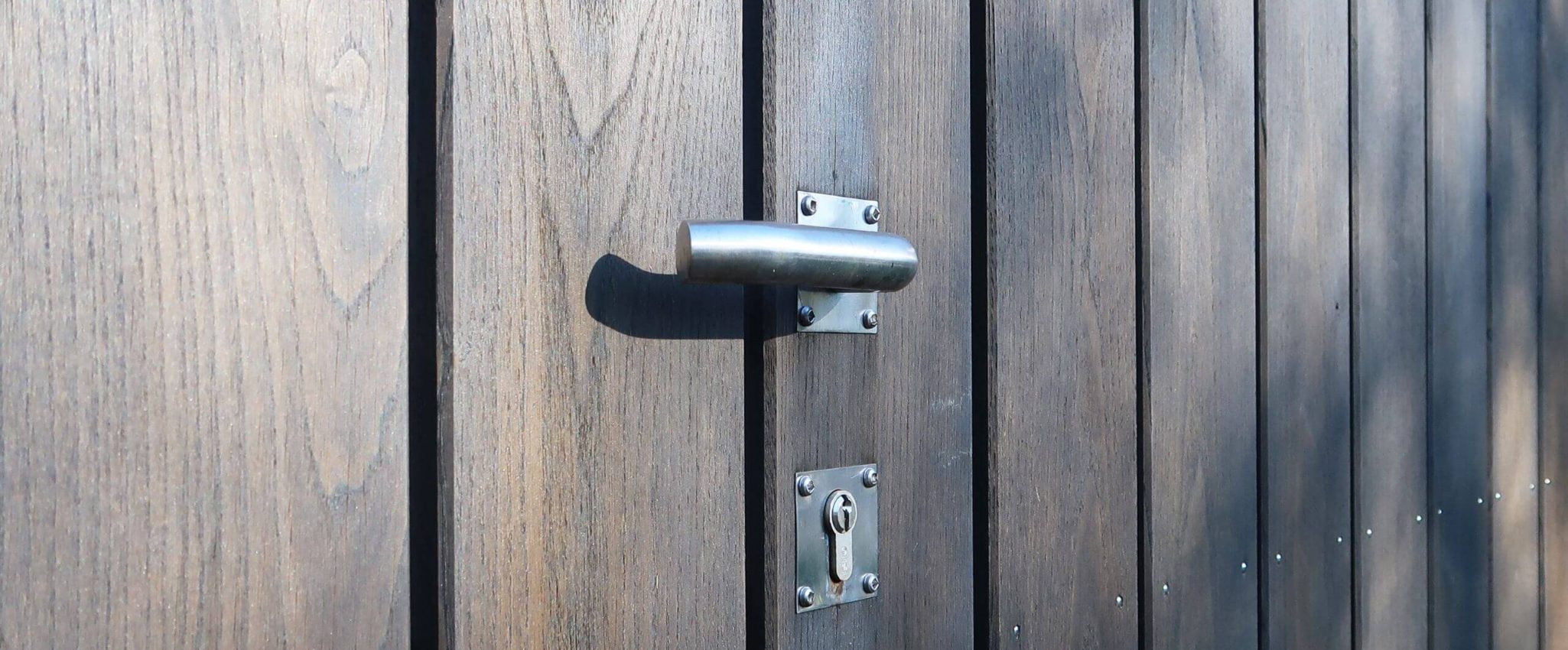 Poignée d'un portail en châtaignier massif réalisé sur-mesure à Pornic