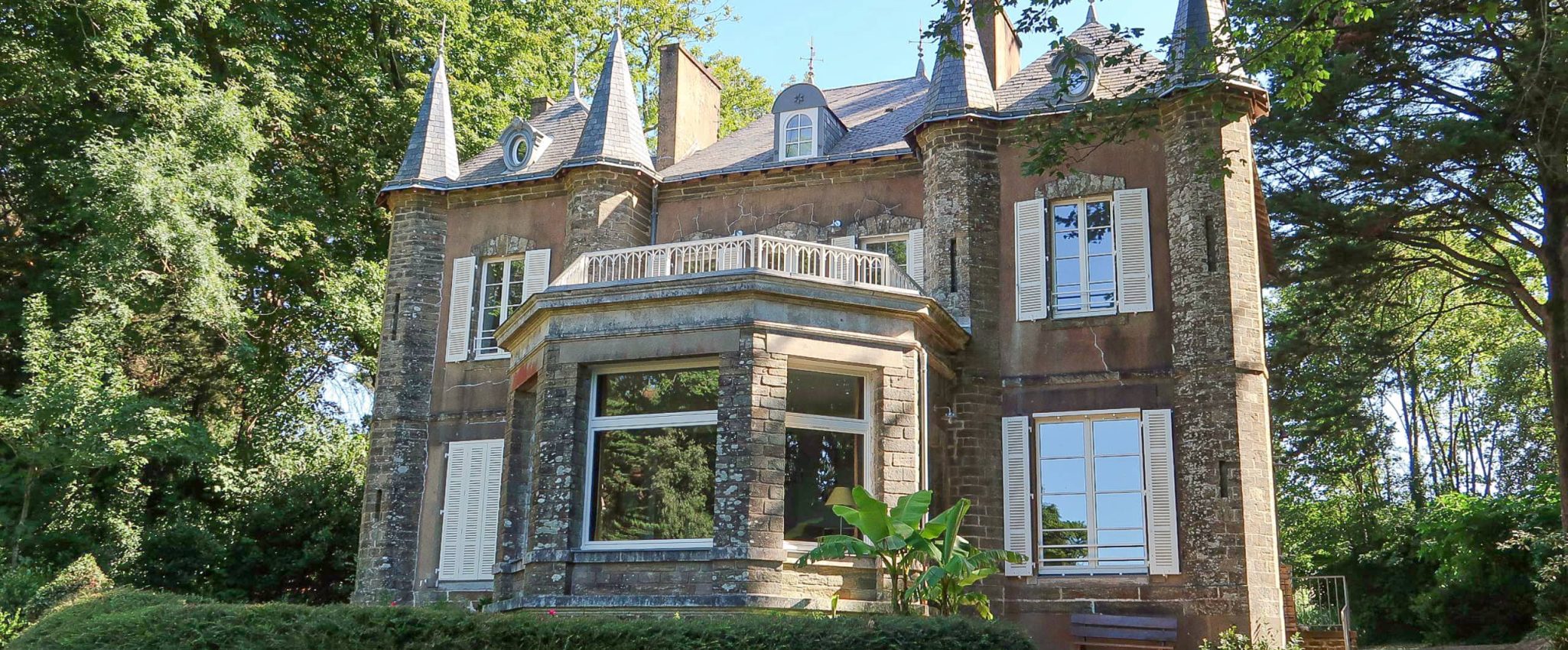 Pose d'ouvertures en bois massif sur une bâtiment du patrimoine Pornicais