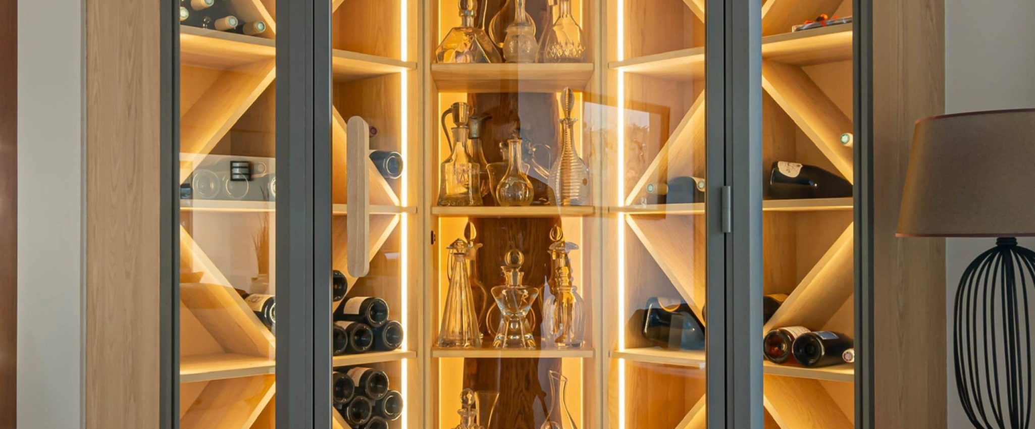 Cave à vin en bois haut de gamme avec LED et verrière d'un chantier à Saint-Michel-Chef-Chef