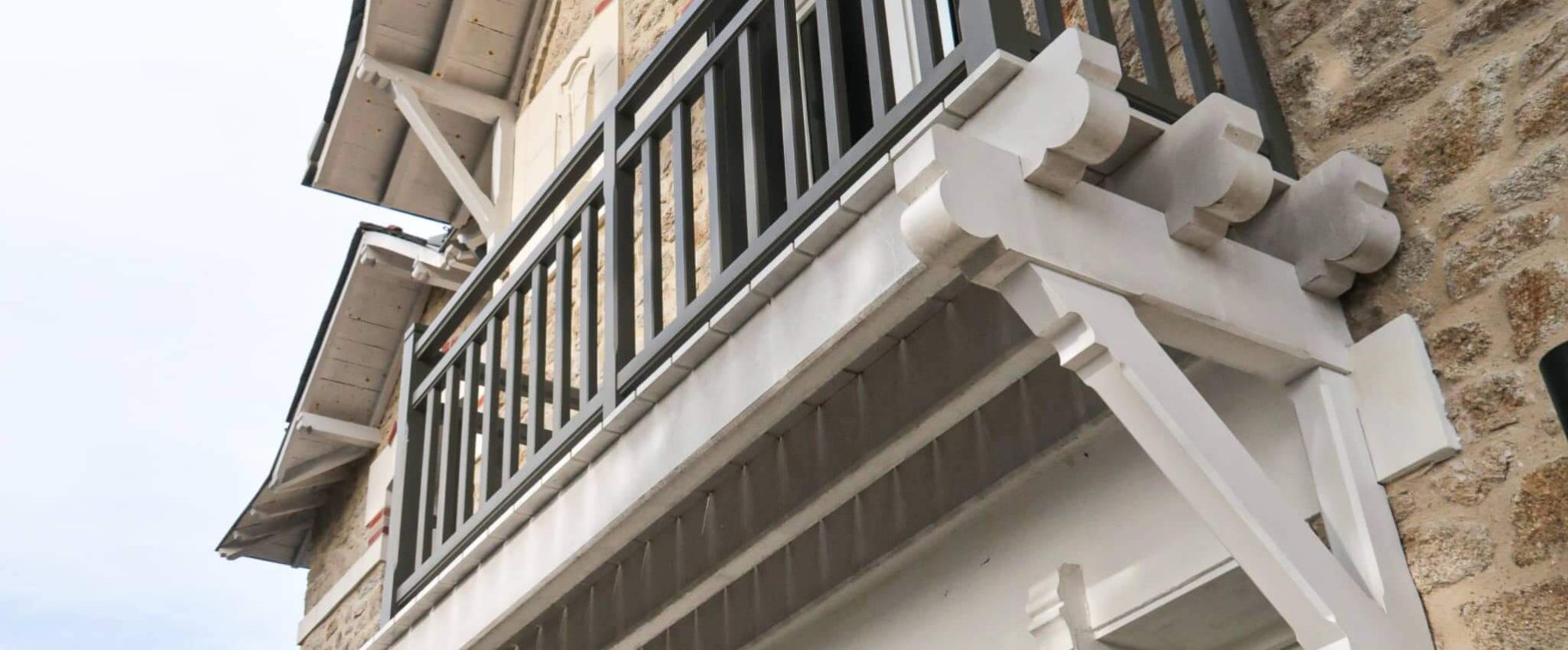 Balcon à détails menuiseries haut de gamme
