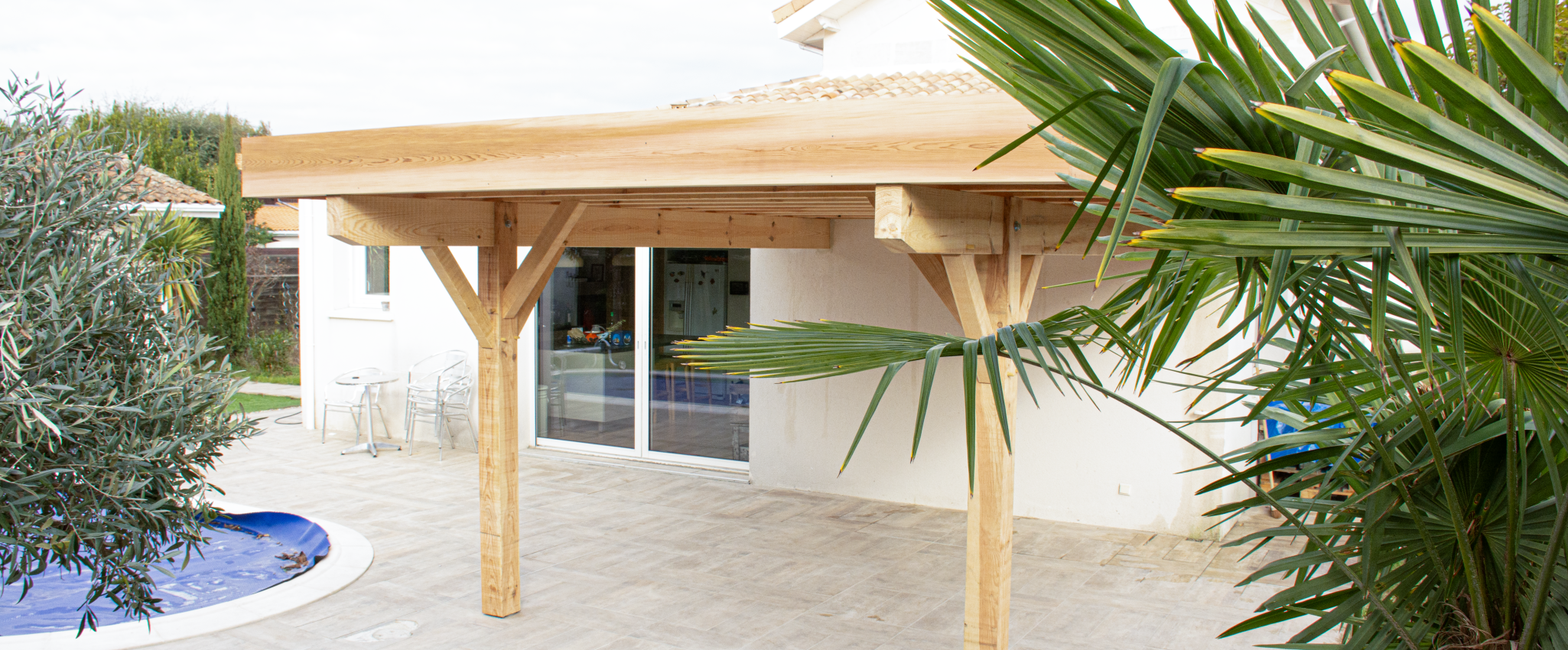 Carport pour ombrager la terrasse à Pornic