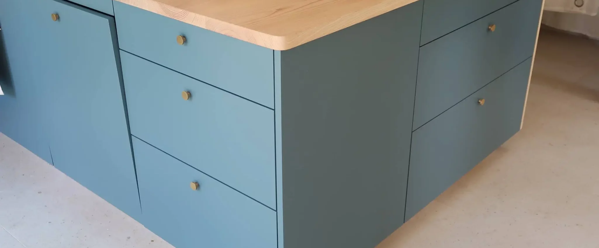 Cuisine bleu profond réalisée à Préfailles