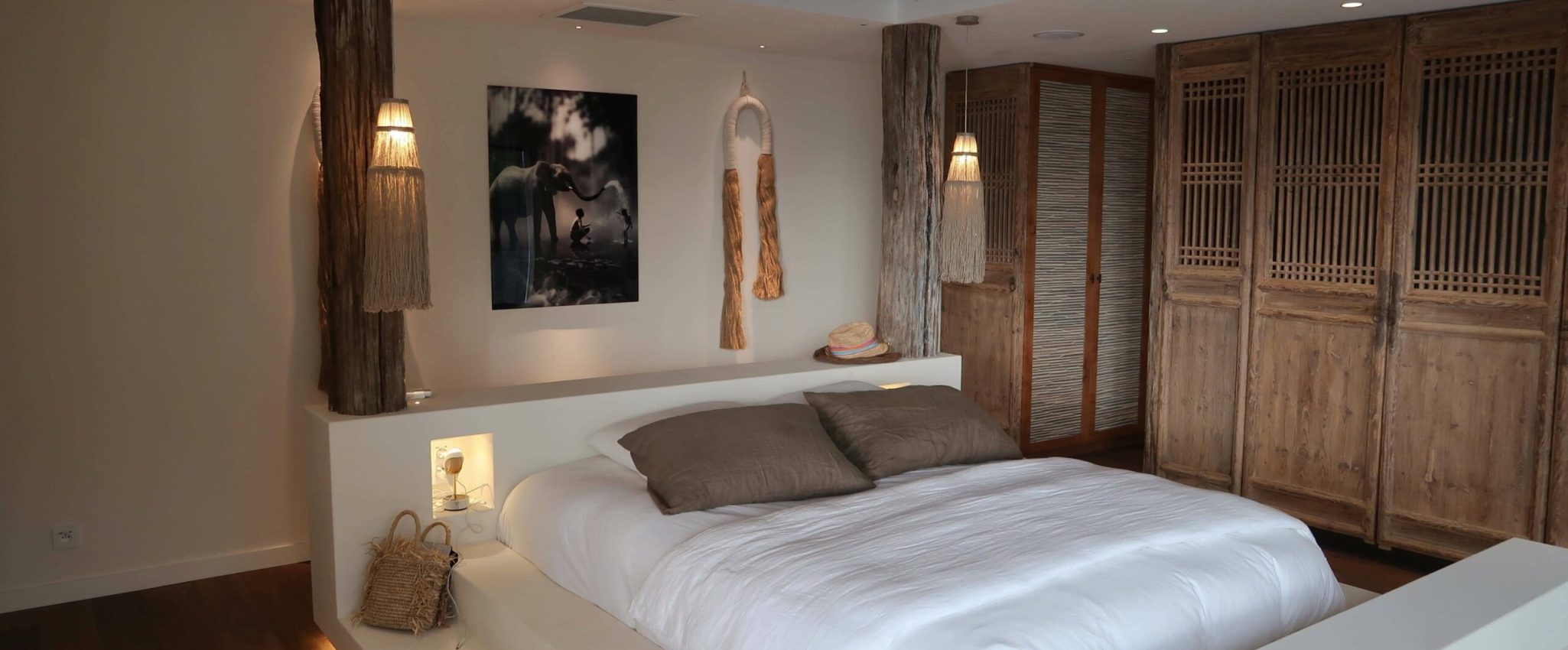 Tête de lit en bois massif haut de gamme réalisée à Guérande