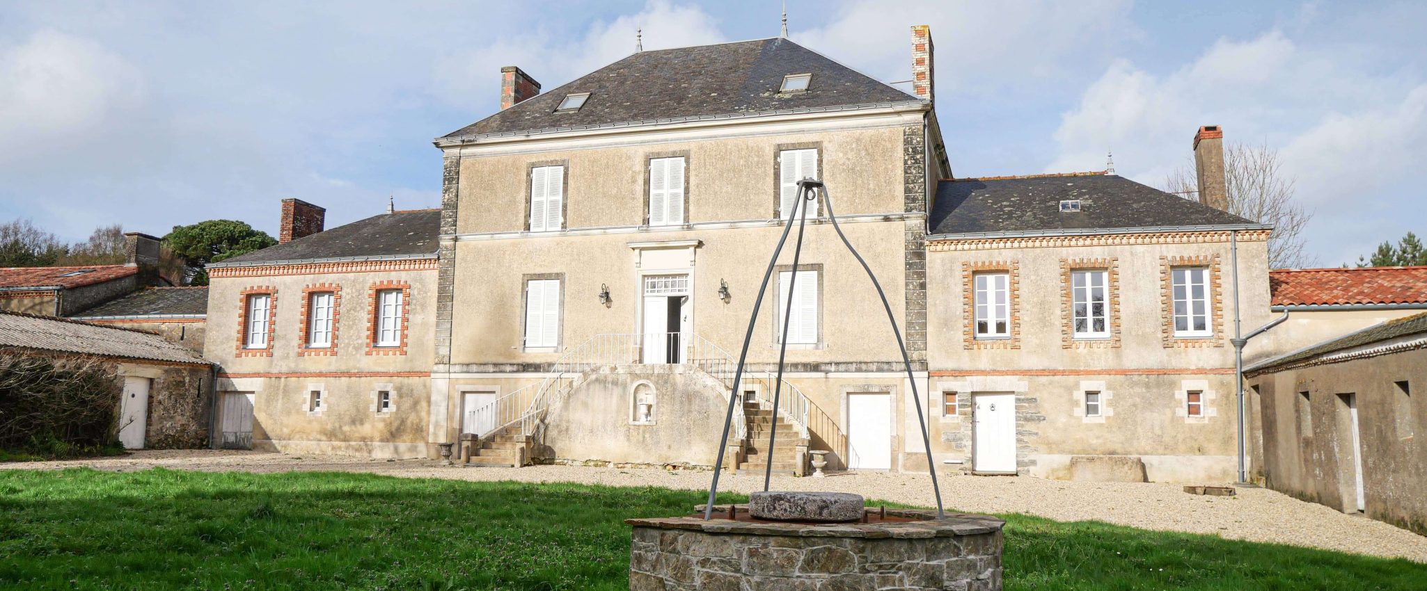 Volets en bois posés sur un manoir à Saint-Père-en-Retz