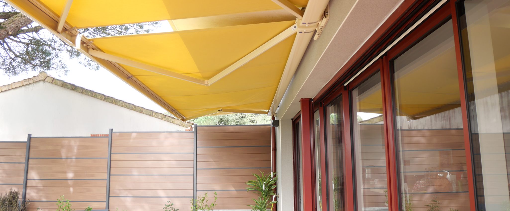 Store Banne Jaune installé par les Ateliers Mellerin sur la Côte de Jade - vue d'en dessous